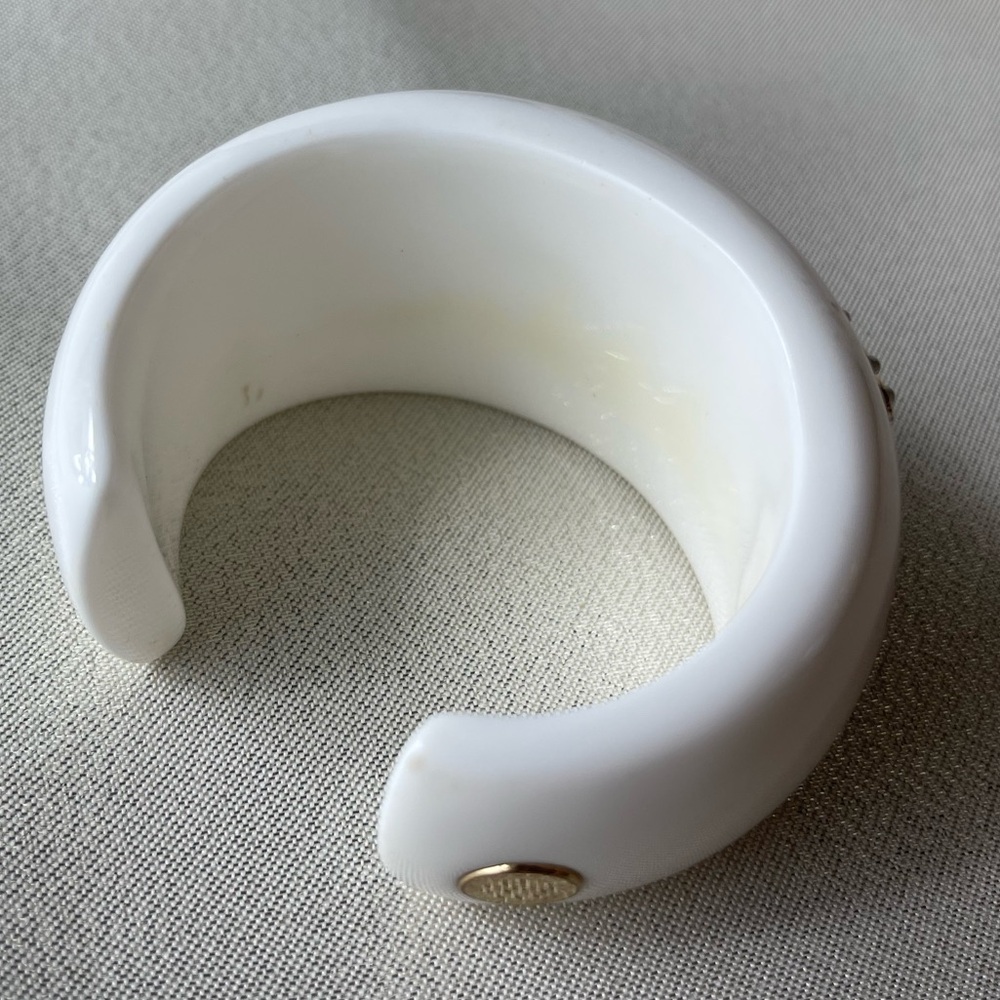 MARC JACOBS White Acrylic Chunky Bracelet with Gold & Pearls - Picture 4 of 8